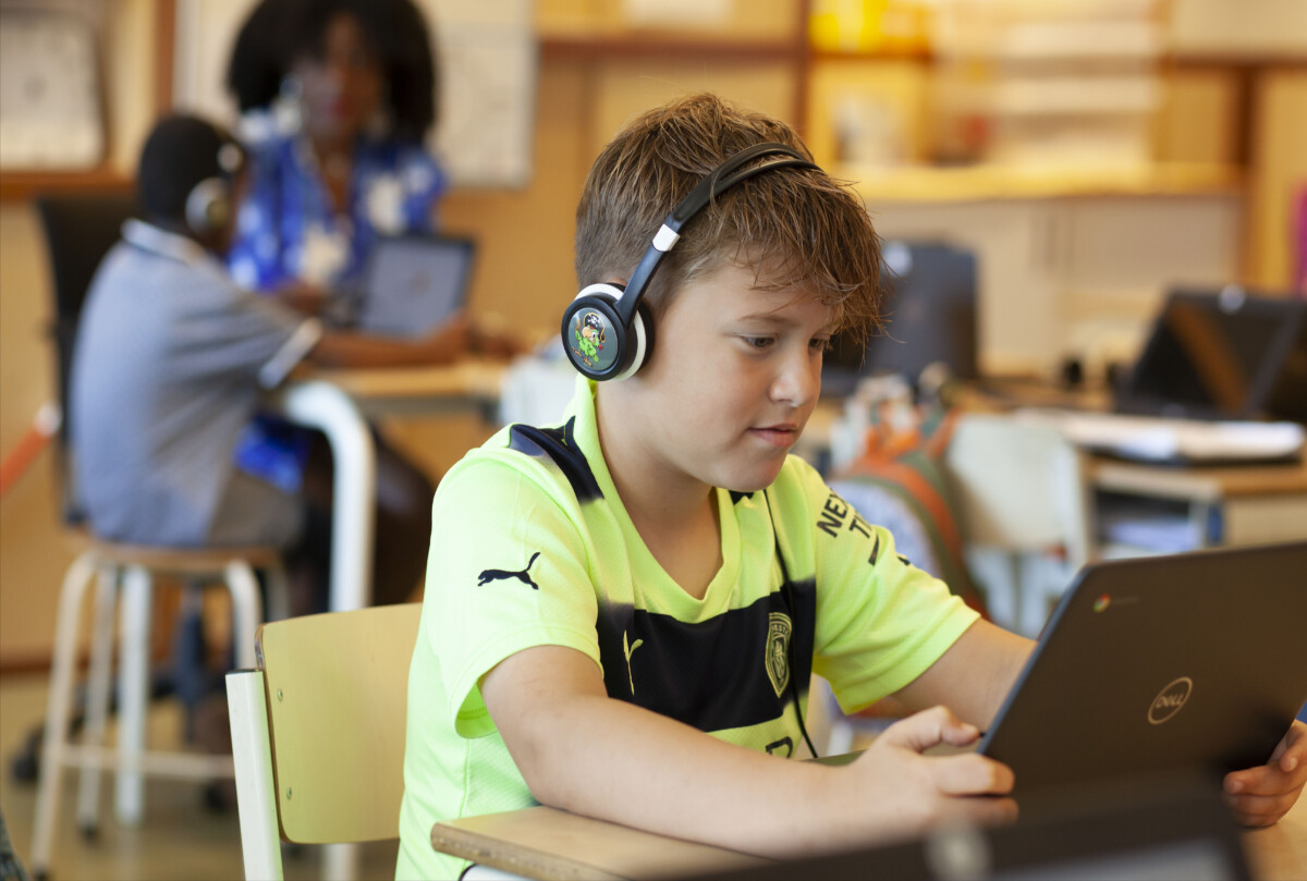 Kind aan het kijken naar een laptop